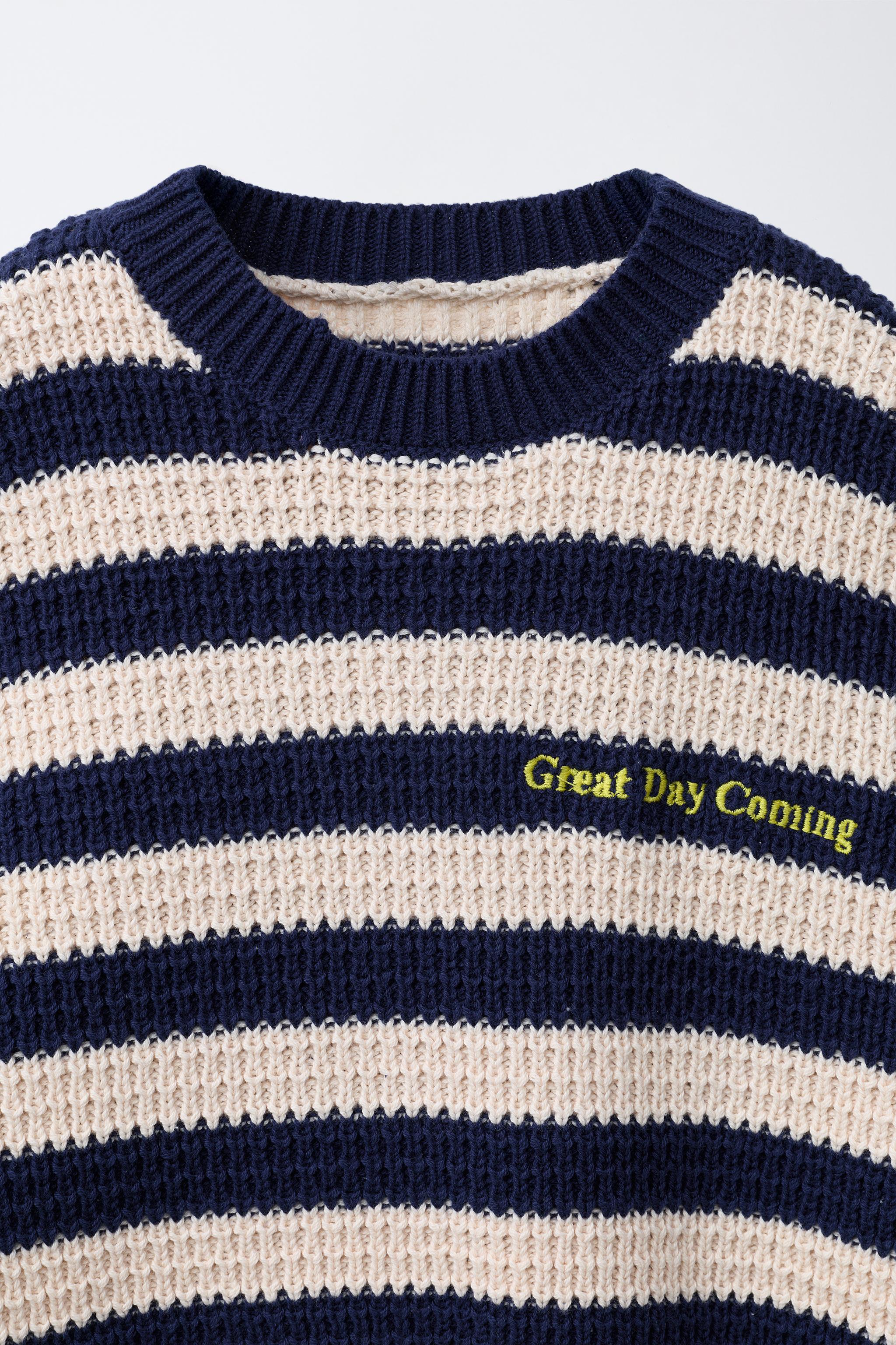 PULL EN MAILLE À RAYURES AVEC INSCRIPTION BRODÉE